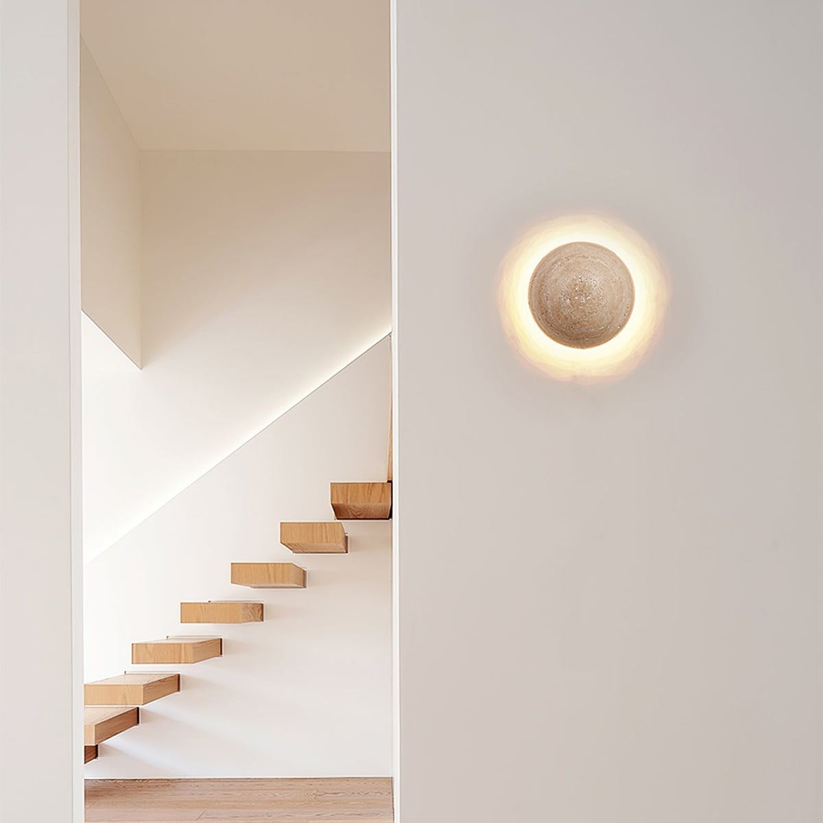Tavenise ronde wandlamp in travertin