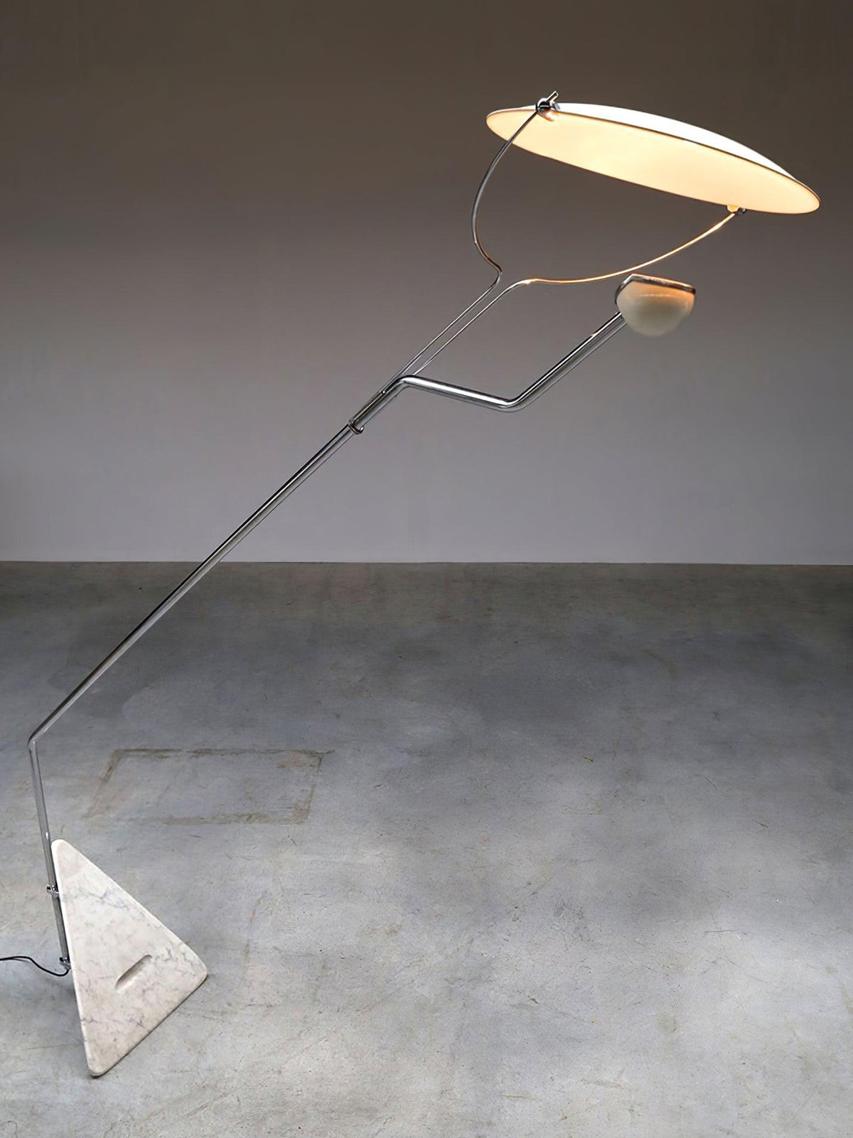 Olvenel vloerlamp met sculpturale chroom marmer
