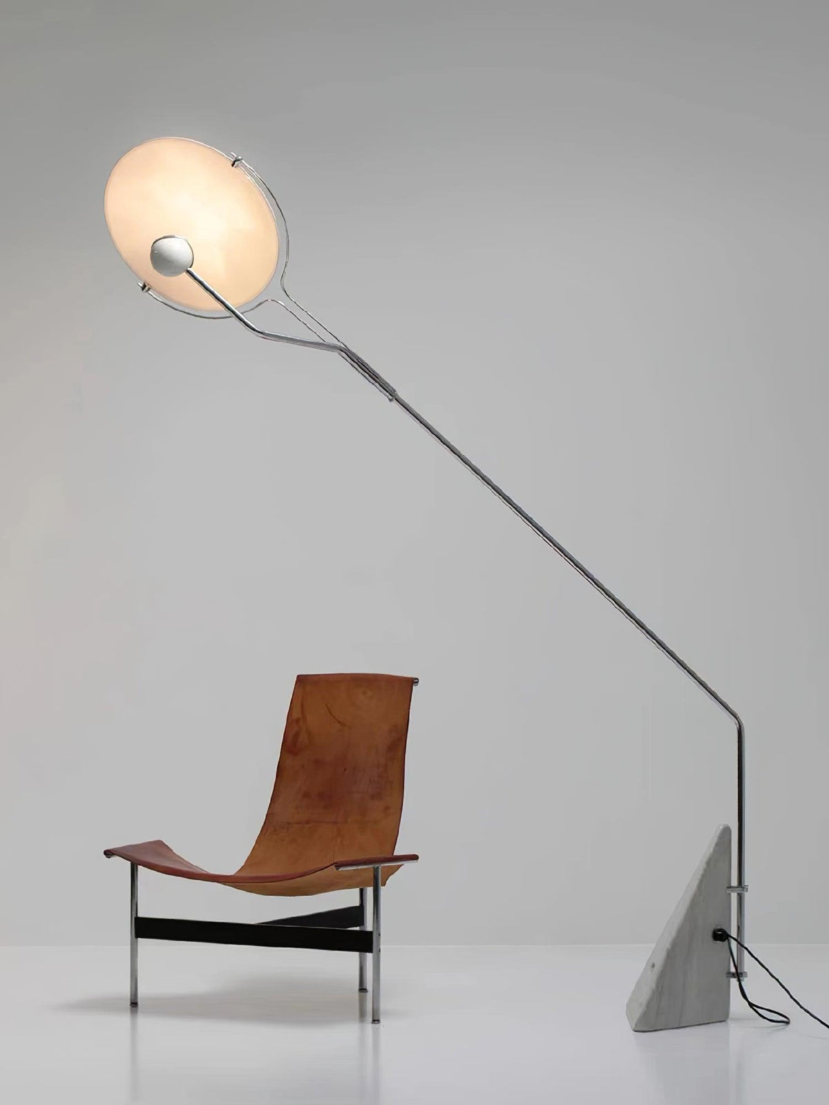 Olvenel vloerlamp met sculpturale chroom marmer