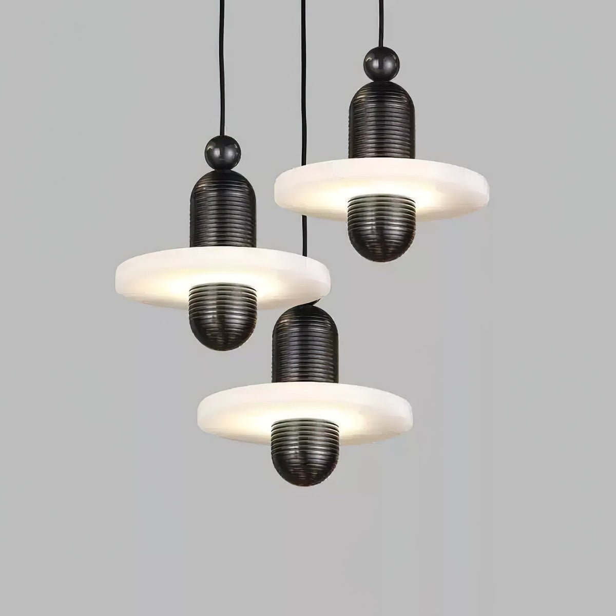 Avenirina hanglamp met geborsteld messing en albasten kap