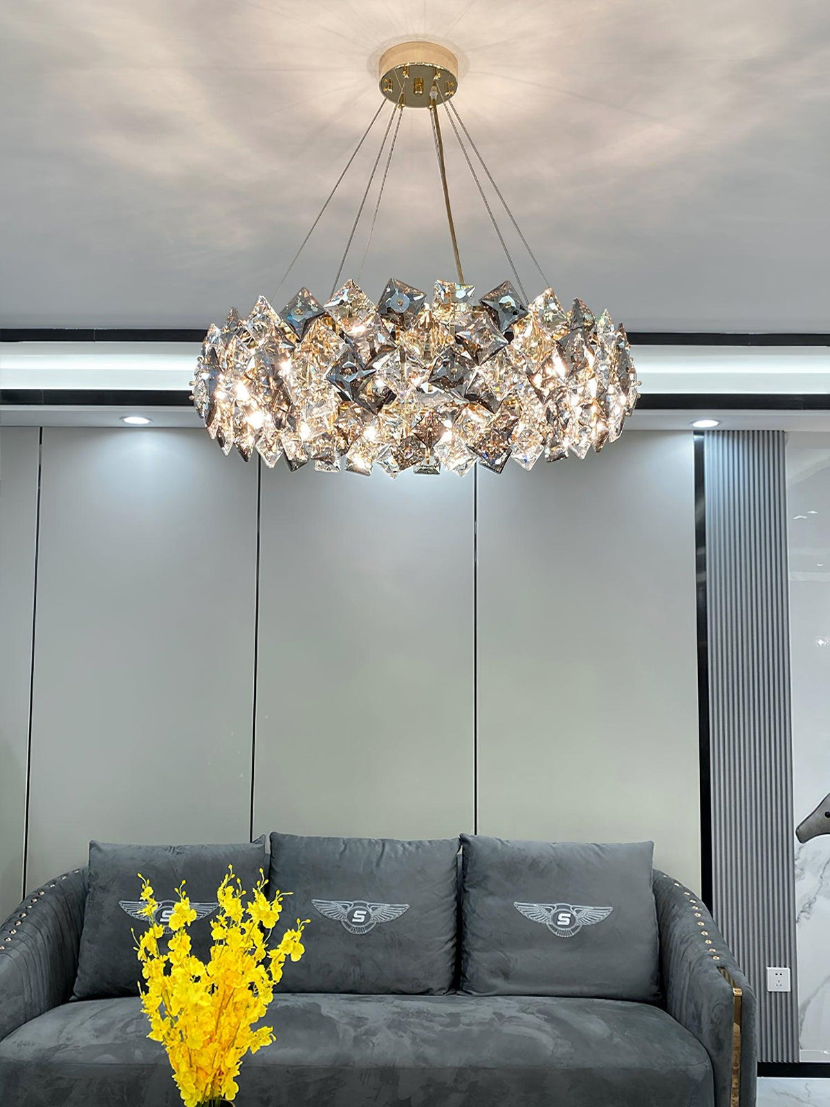Luxenine kroonluchter met kristallen schaal en goudkleurige LED