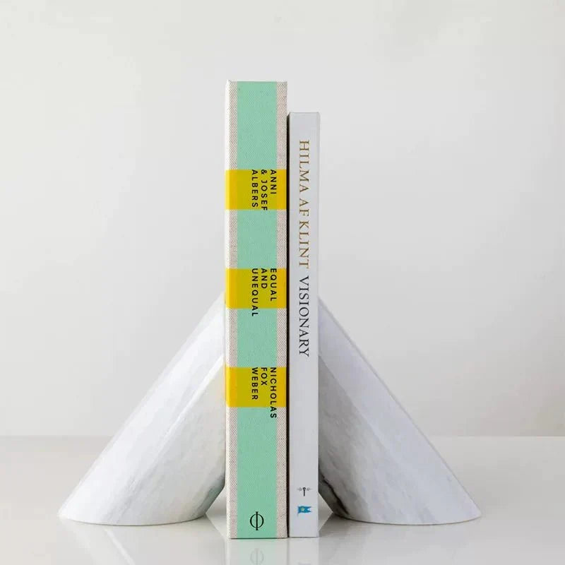 Bastion gebeeldhouwde marmeren boekensteunen