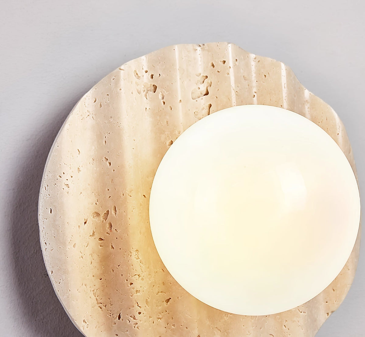 Aluk wandlamp in Geel travertin