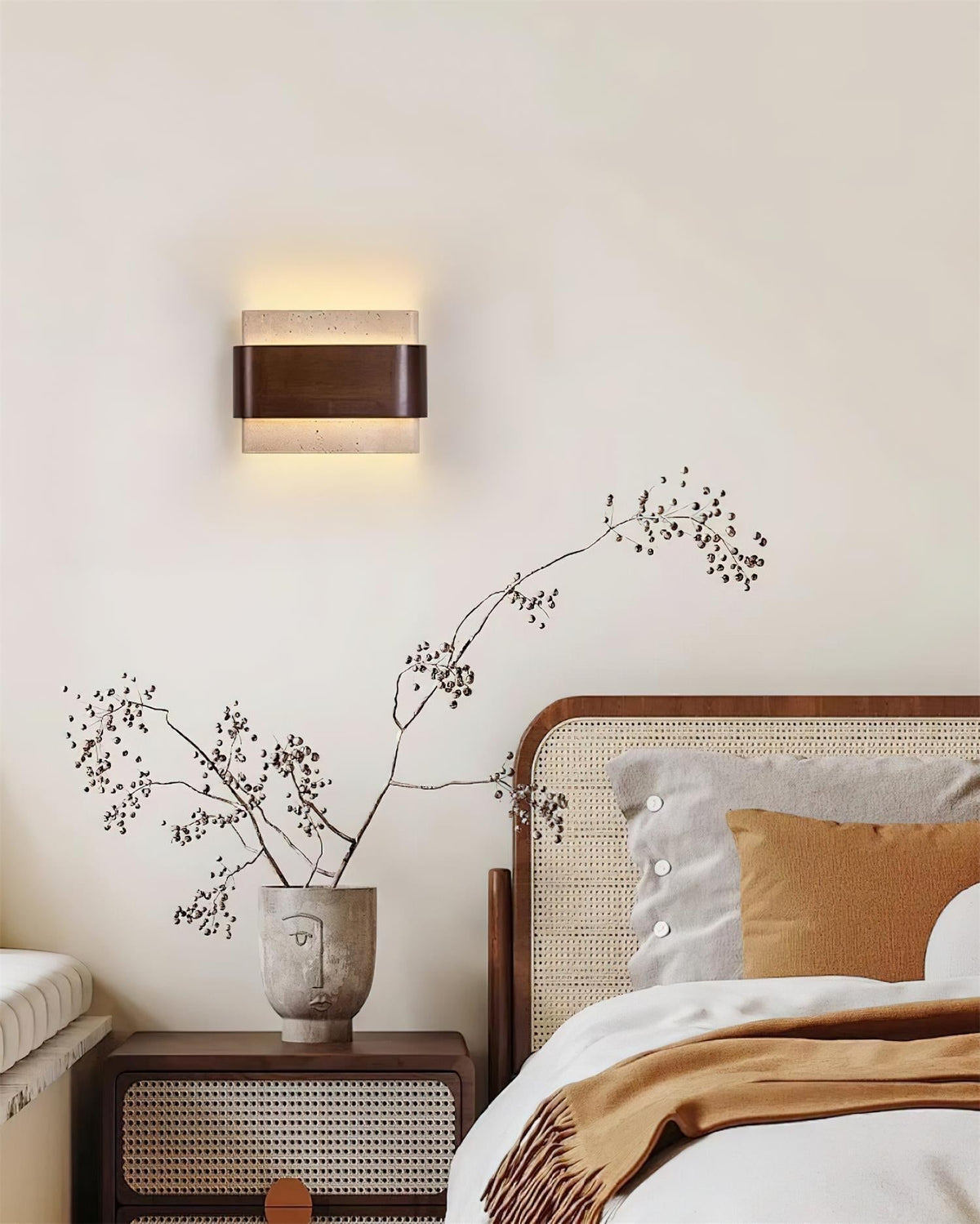 Valeneria travertin wandlamp met houten afwerking in boogvorm