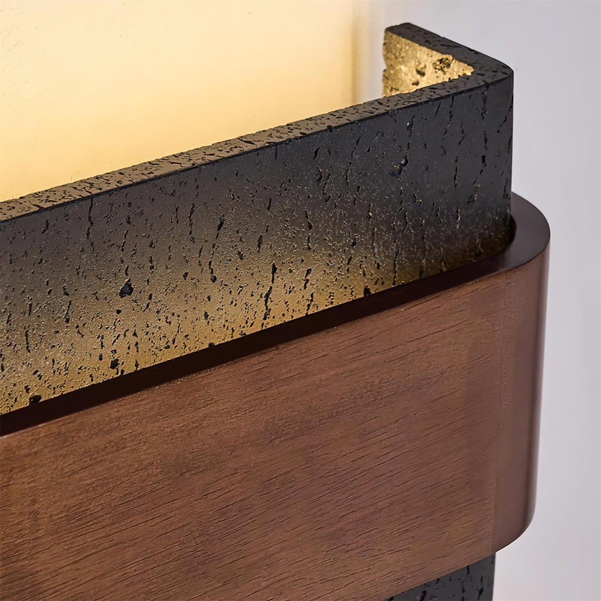 Valeneria travertin wandlamp met houten afwerking in boogvorm