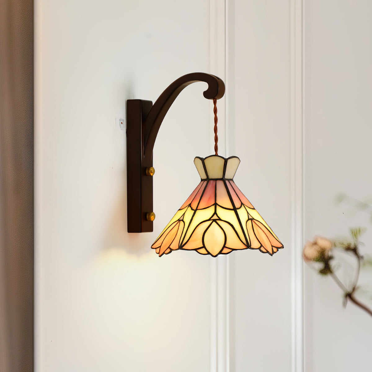 Wandlamp houten behuizing Tiffany glazen kap roze bloemmotief vintage kunst