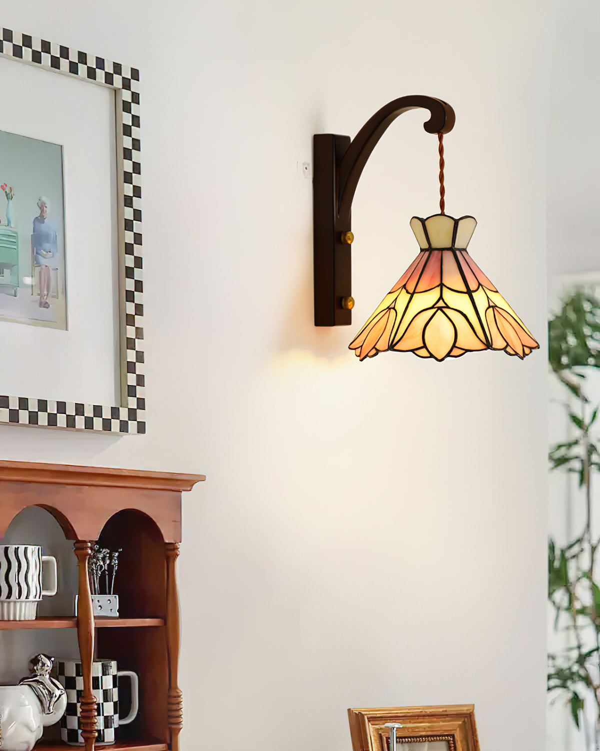 Wandlamp houten behuizing Tiffany glazen kap roze bloemmotief vintage kunst