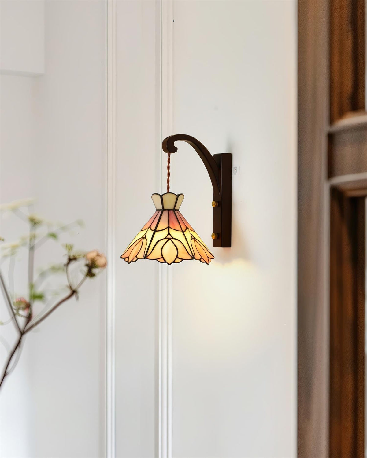 Wandlamp houten behuizing Tiffany glazen kap roze bloemmotief vintage kunst