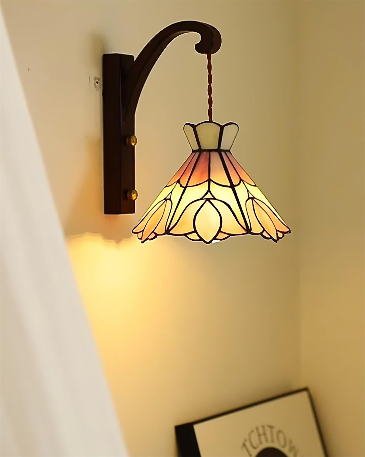 Wandlamp houten behuizing Tiffany glazen kap roze bloemmotief vintage kunst