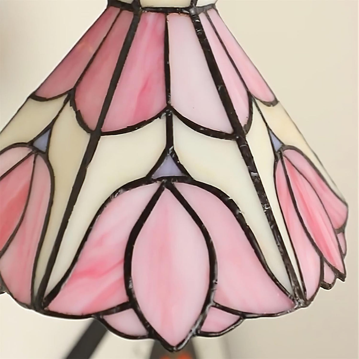 Wandlamp houten behuizing Tiffany glazen kap roze bloemmotief vintage kunst