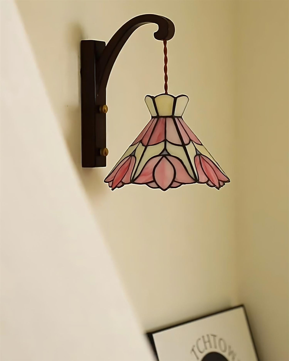 Wandlamp houten behuizing Tiffany glazen kap roze bloemmotief vintage kunst