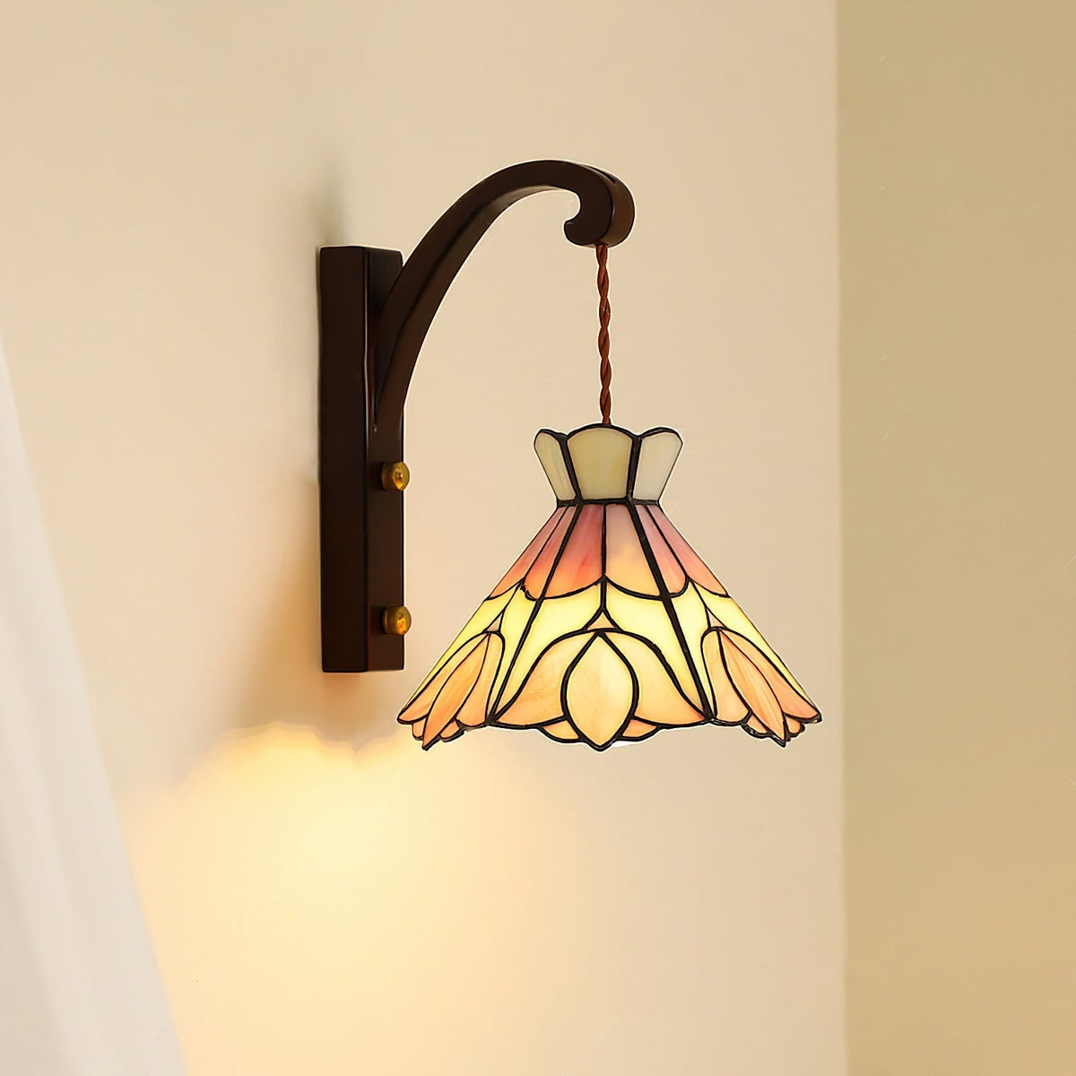 Wandlamp houten behuizing Tiffany glazen kap roze bloemmotief vintage kunst