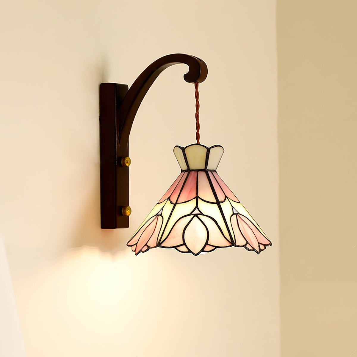 Wandlamp houten behuizing Tiffany glazen kap roze bloemmotief vintage kunst