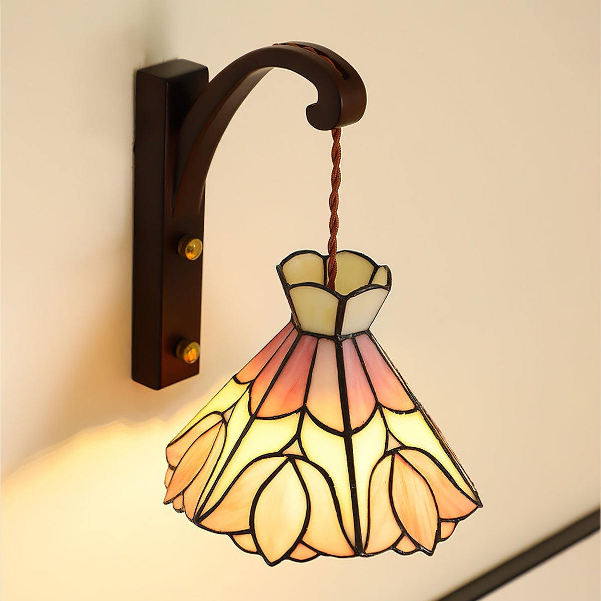 Wandlamp houten behuizing Tiffany glazen kap roze bloemmotief vintage kunst