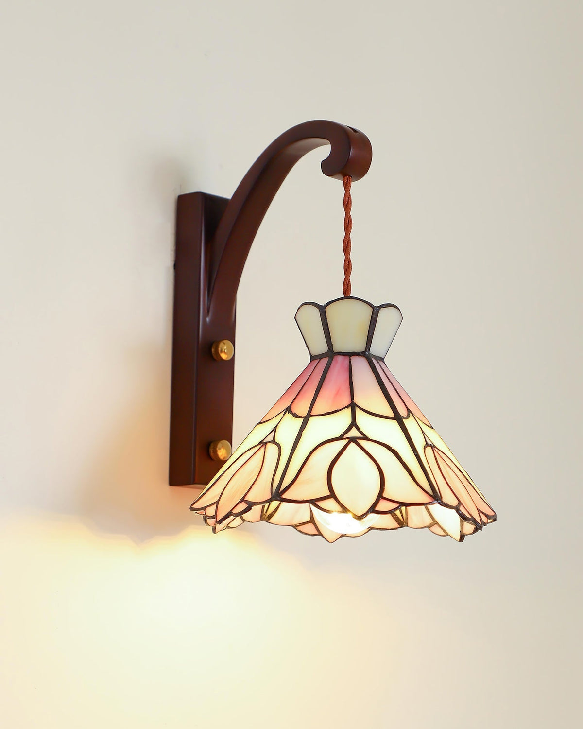 Wandlamp houten behuizing Tiffany glazen kap roze bloemmotief vintage kunst