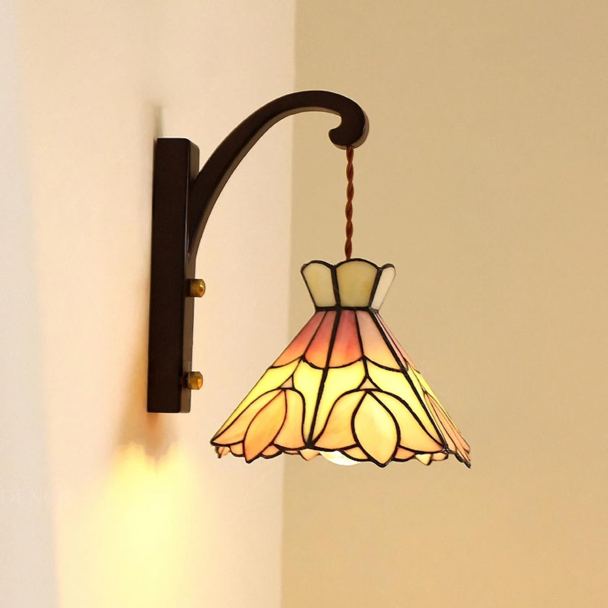 Wandlamp houten behuizing Tiffany glazen kap roze bloemmotief vintage kunst