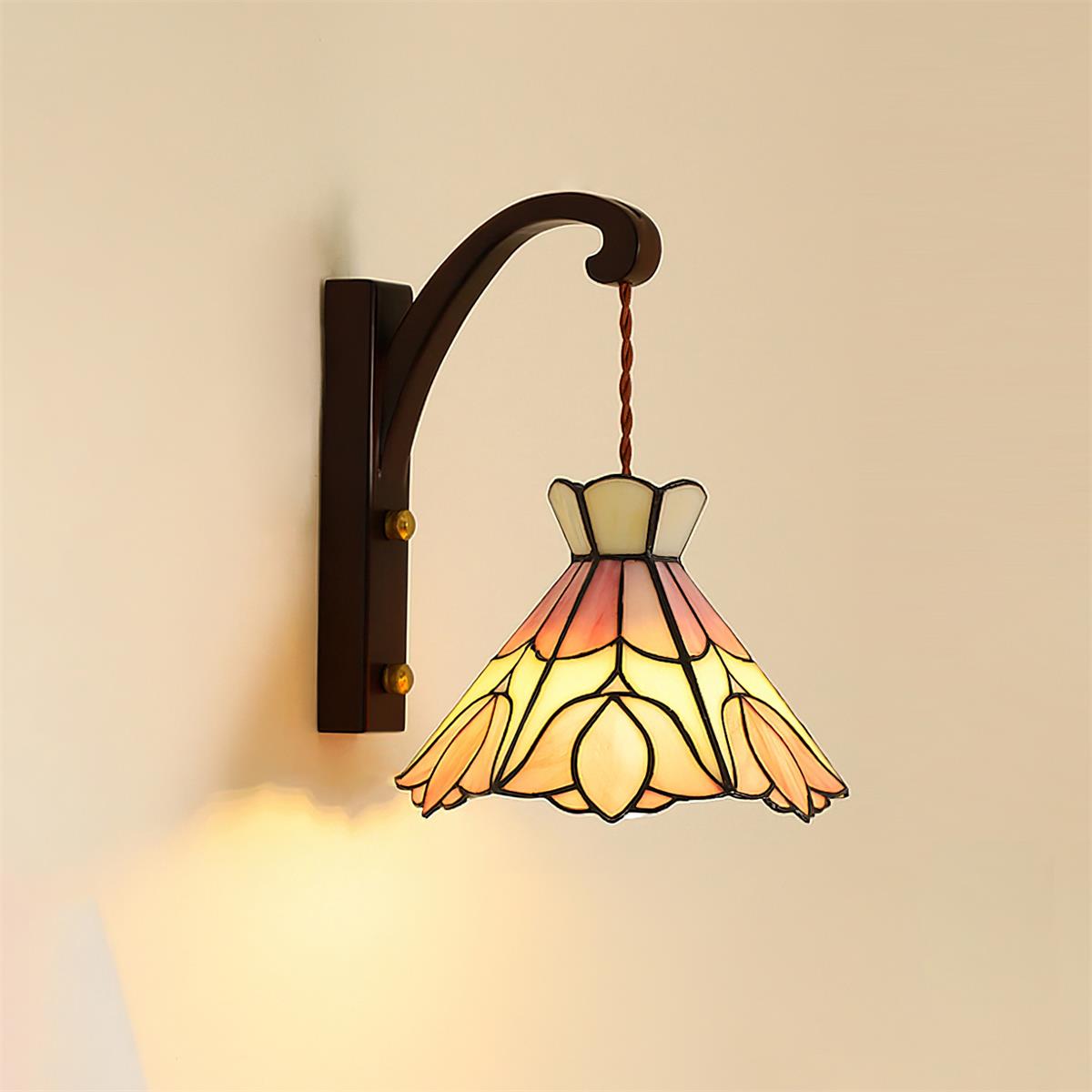 Wandlamp houten behuizing Tiffany glazen kap roze bloemmotief vintage kunst