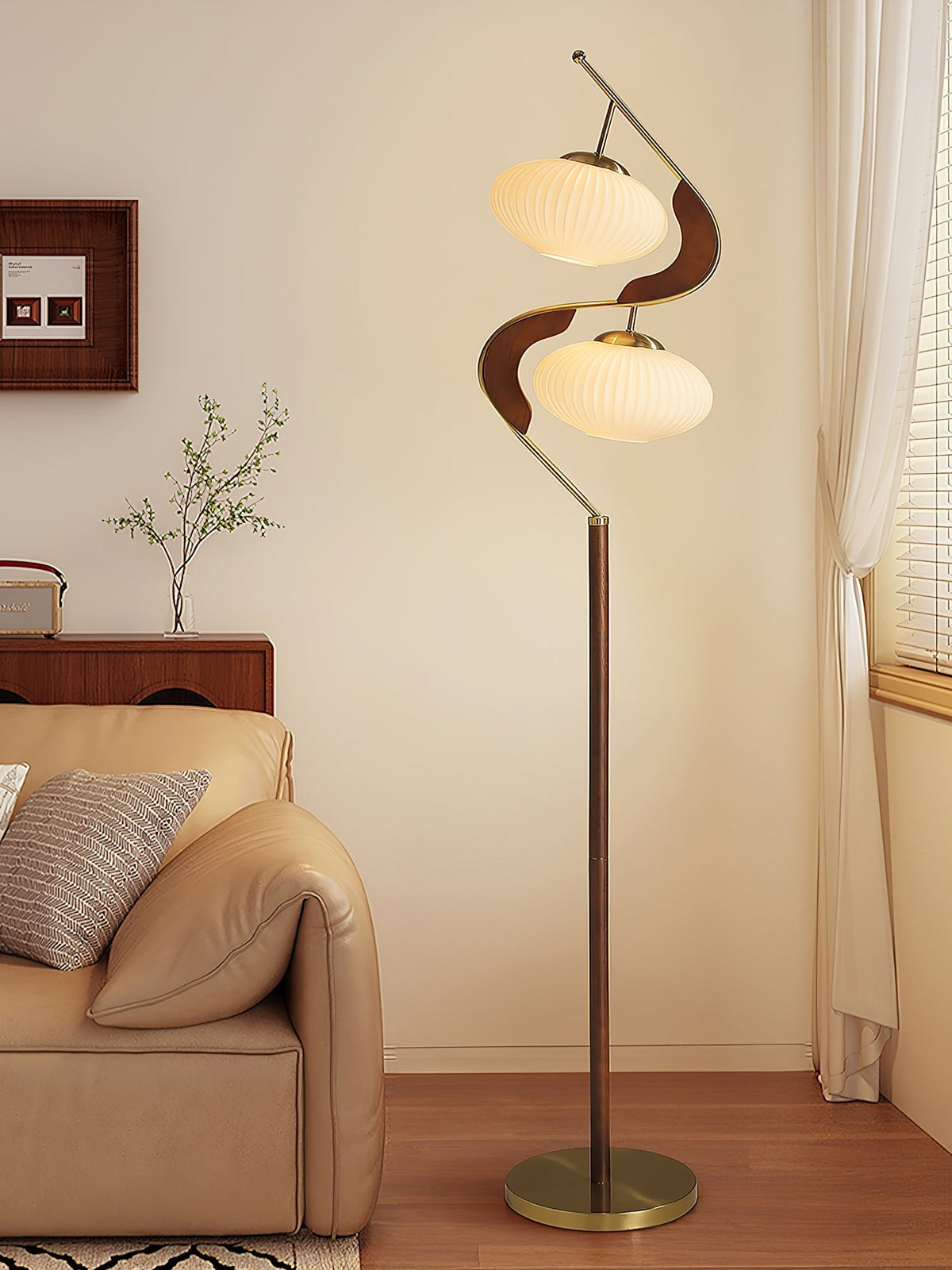 Miruaya moderne vloerlamp in walnootkleur en goud