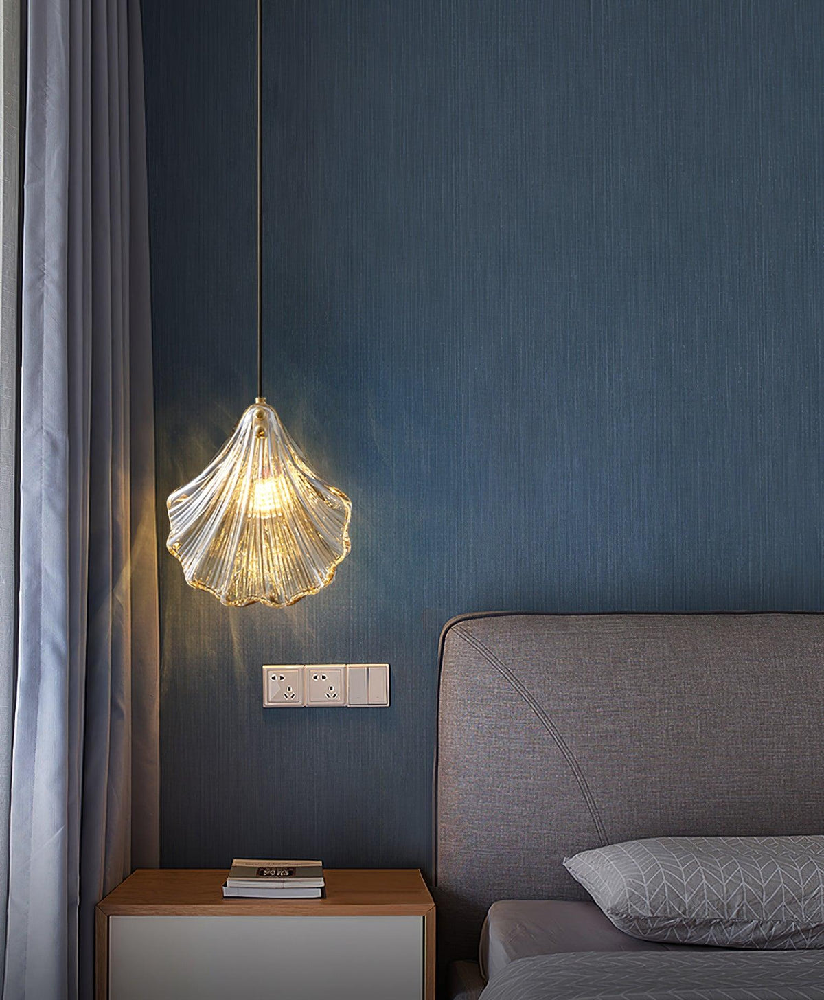 Veda hanglamp van glas met schelpontwerp, artistiek en elegant