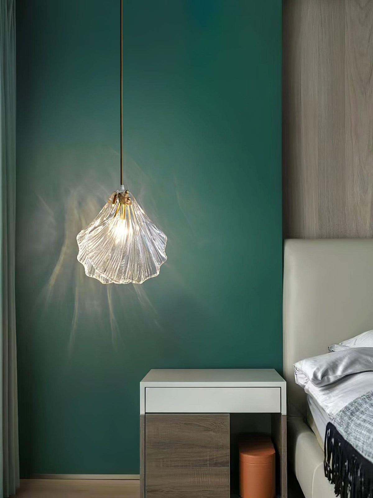 Veda hanglamp van glas met schelpontwerp, artistiek en elegant