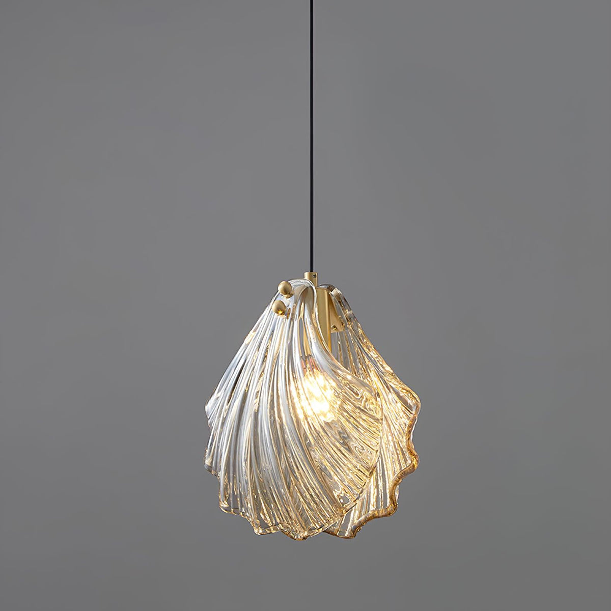 Veda hanglamp van glas met schelpontwerp, artistiek en elegant