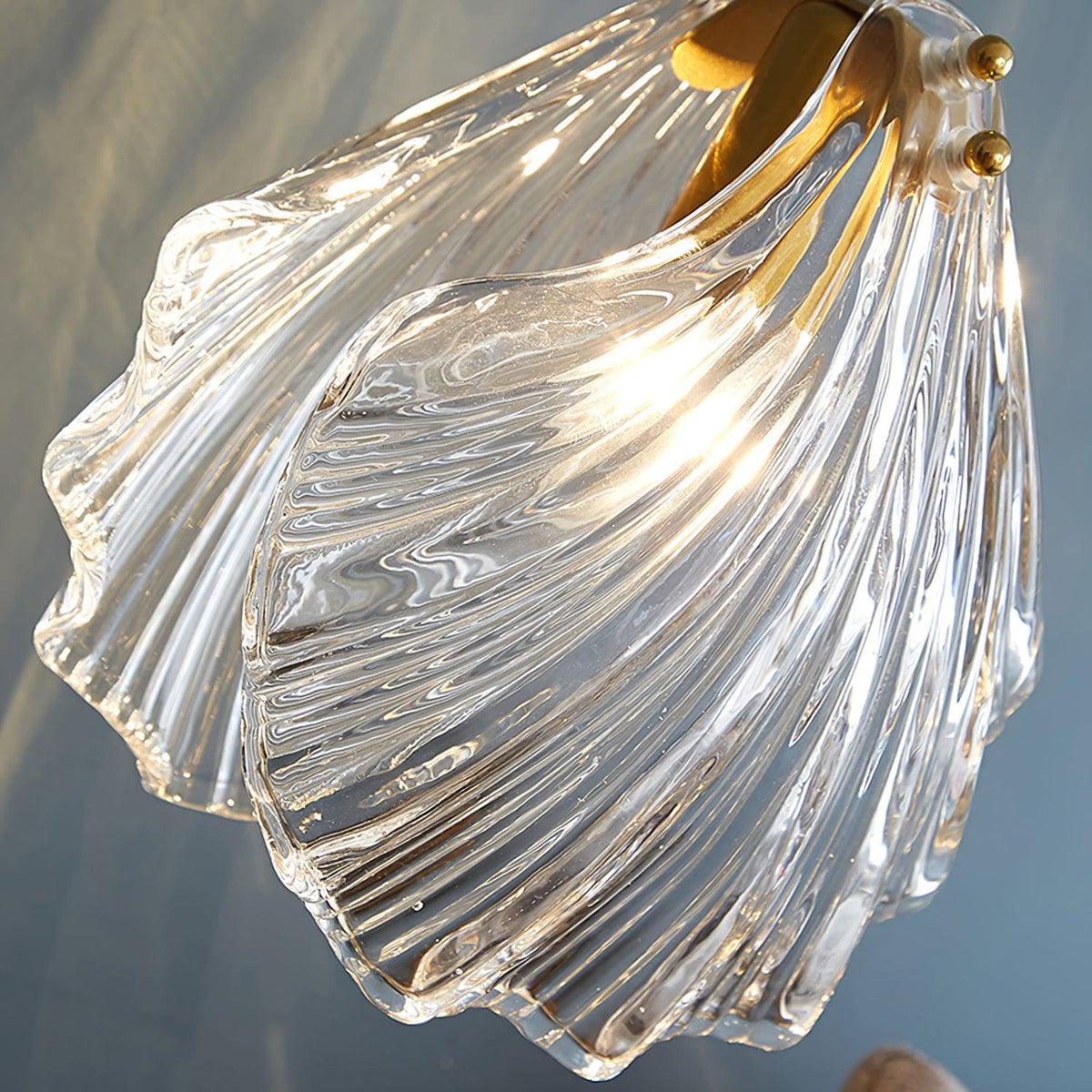 Veda hanglamp van glas met schelpontwerp, artistiek en elegant