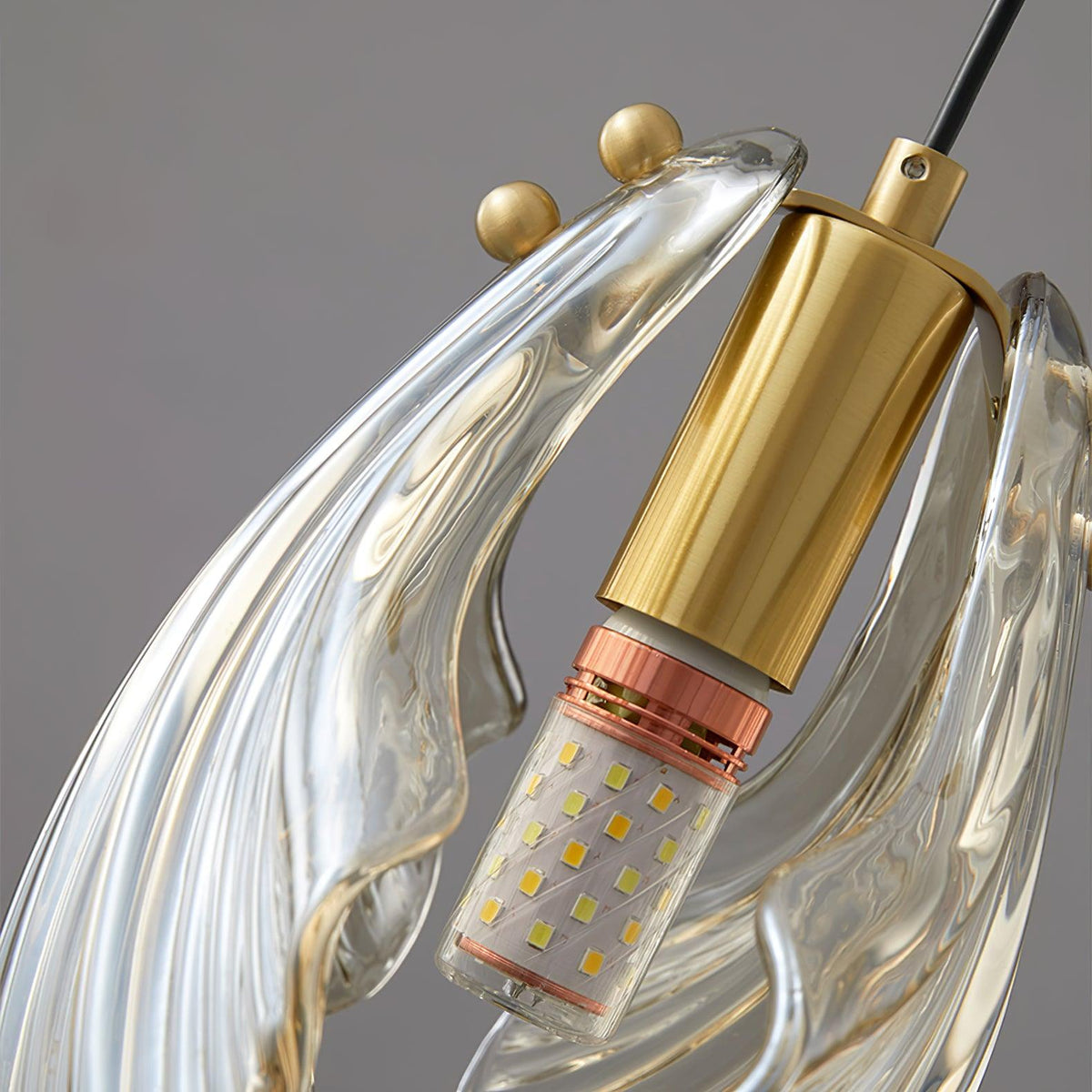 Veda hanglamp van glas met schelpontwerp, artistiek en elegant