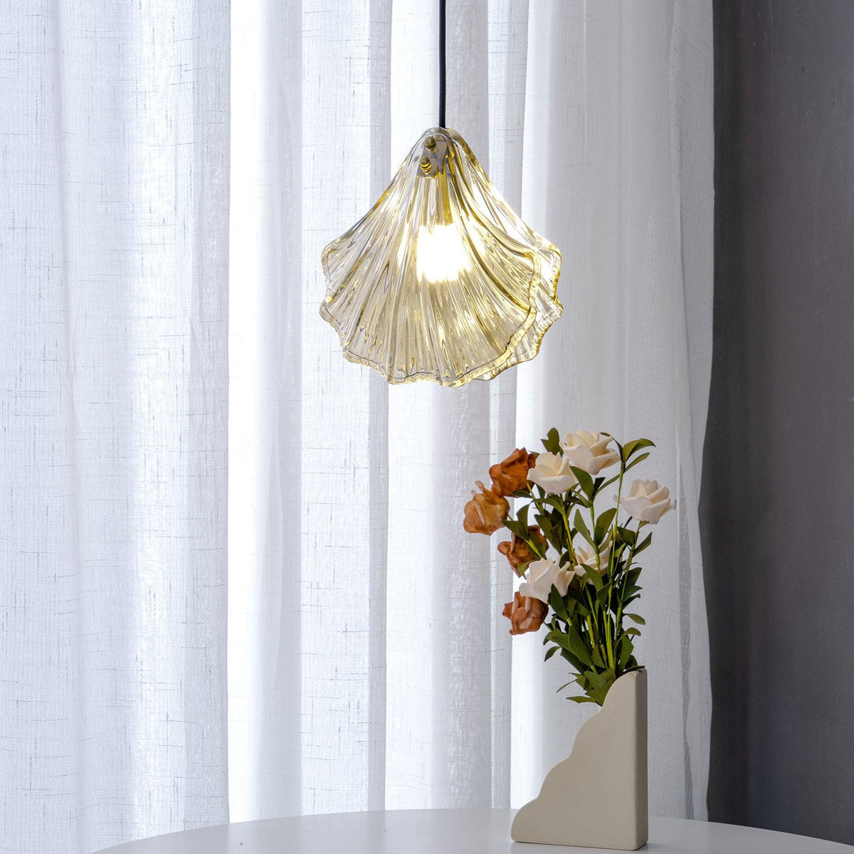 Veda hanglamp van glas met schelpontwerp, artistiek en elegant