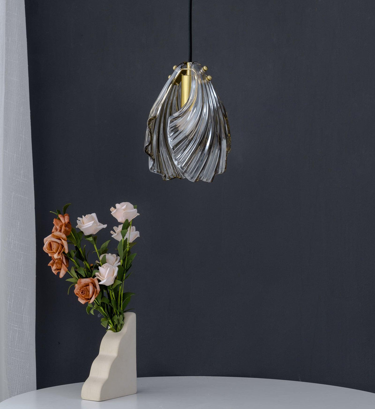 Veda hanglamp van glas met schelpontwerp, artistiek en elegant