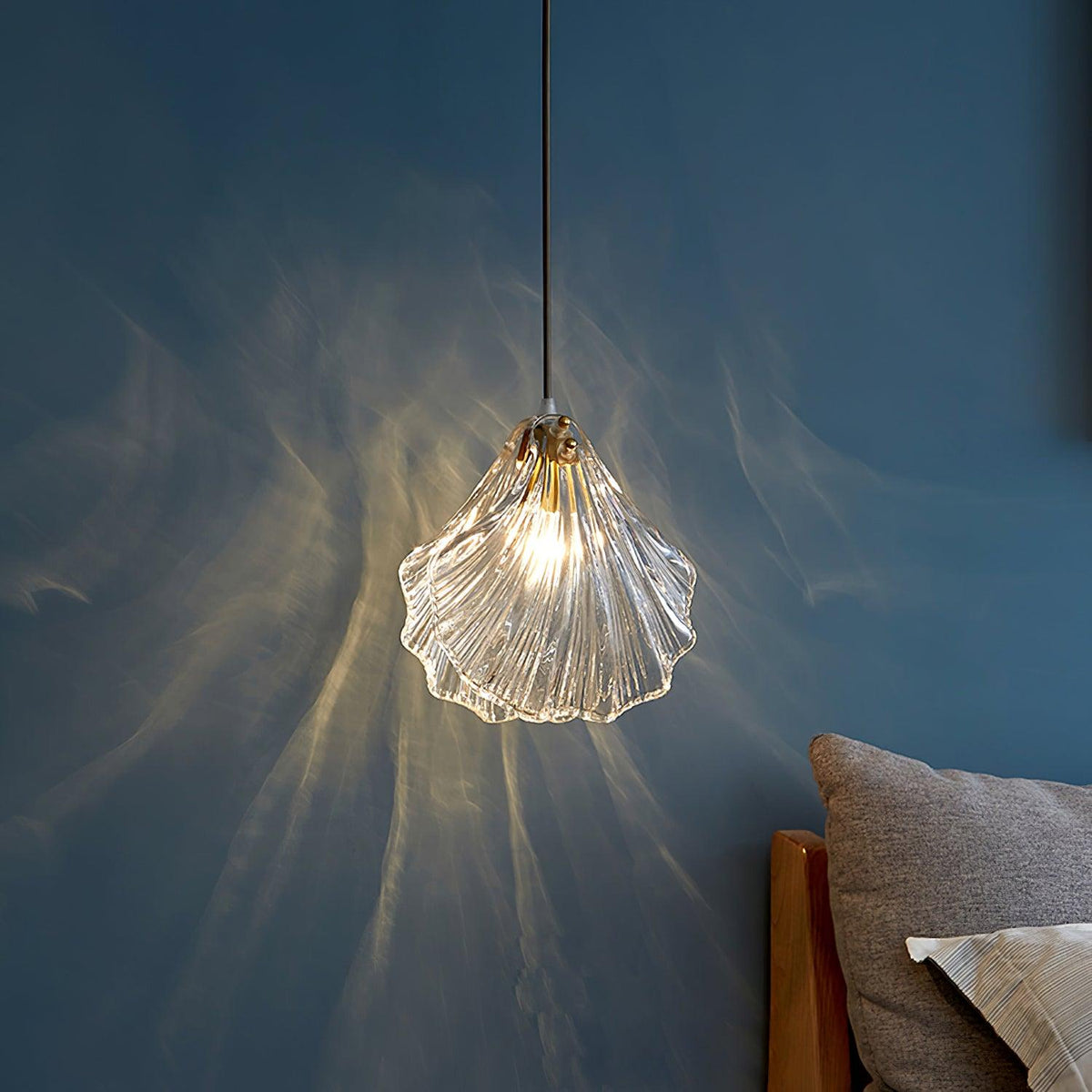 Veda hanglamp van glas met schelpontwerp, artistiek en elegant
