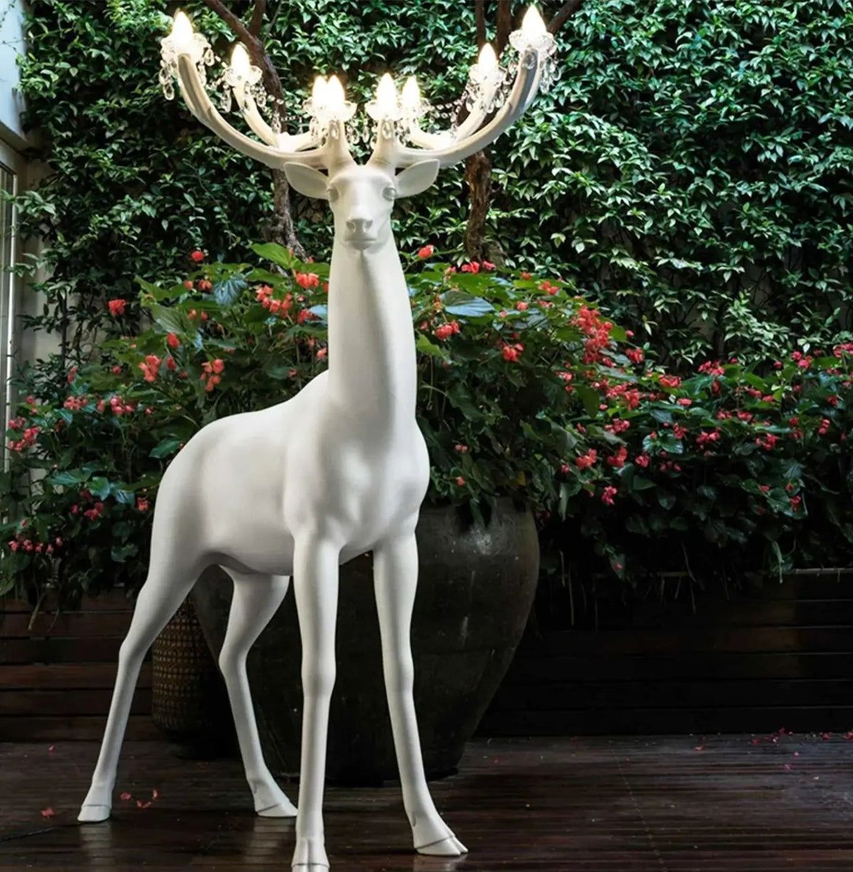 Veluaine vloerlamp hertfiguur speels artistiek
