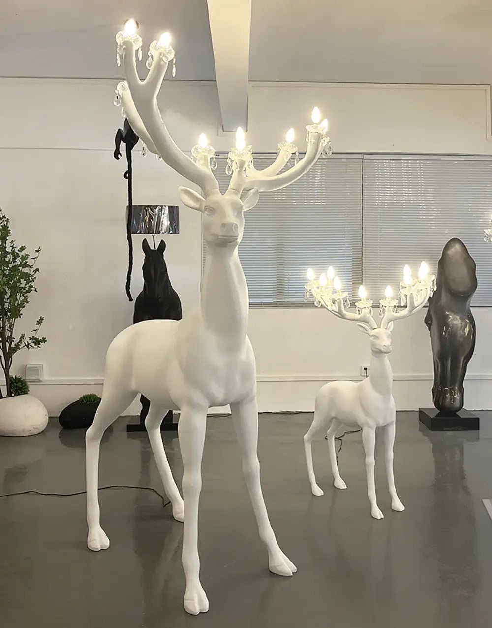 Veluaine vloerlamp hertfiguur speels artistiek