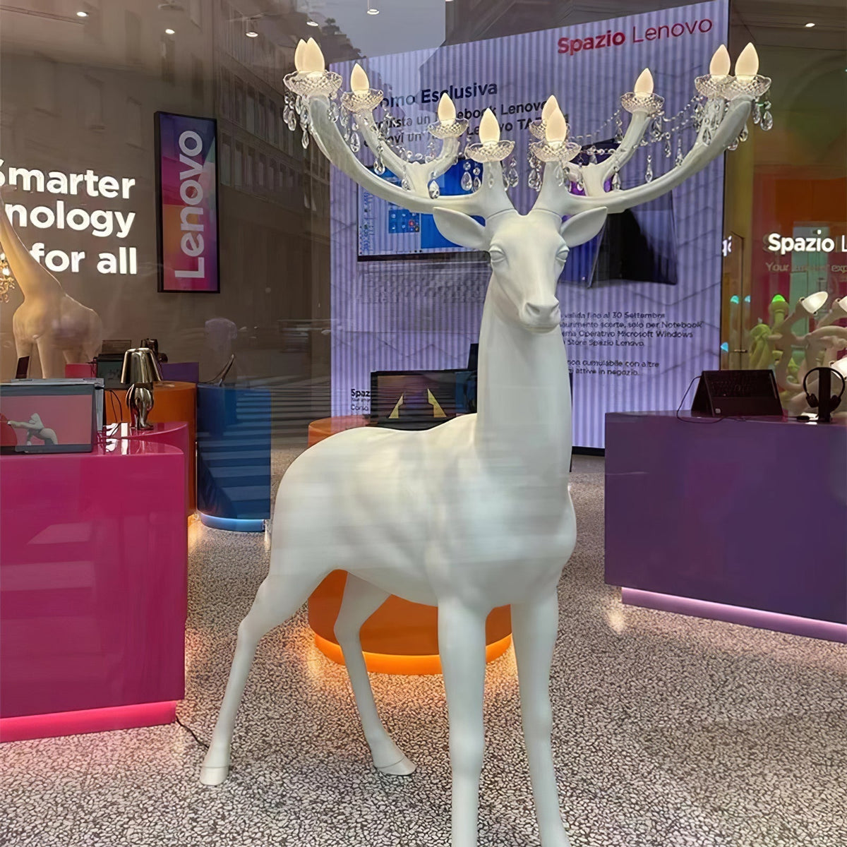 Veluaine vloerlamp hertfiguur speels artistiek