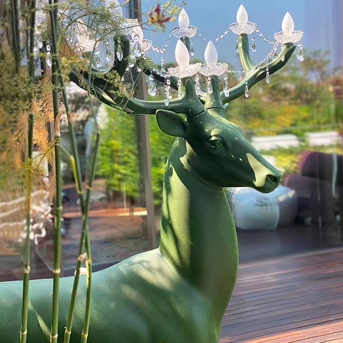 Veluaine vloerlamp hertfiguur speels artistiek