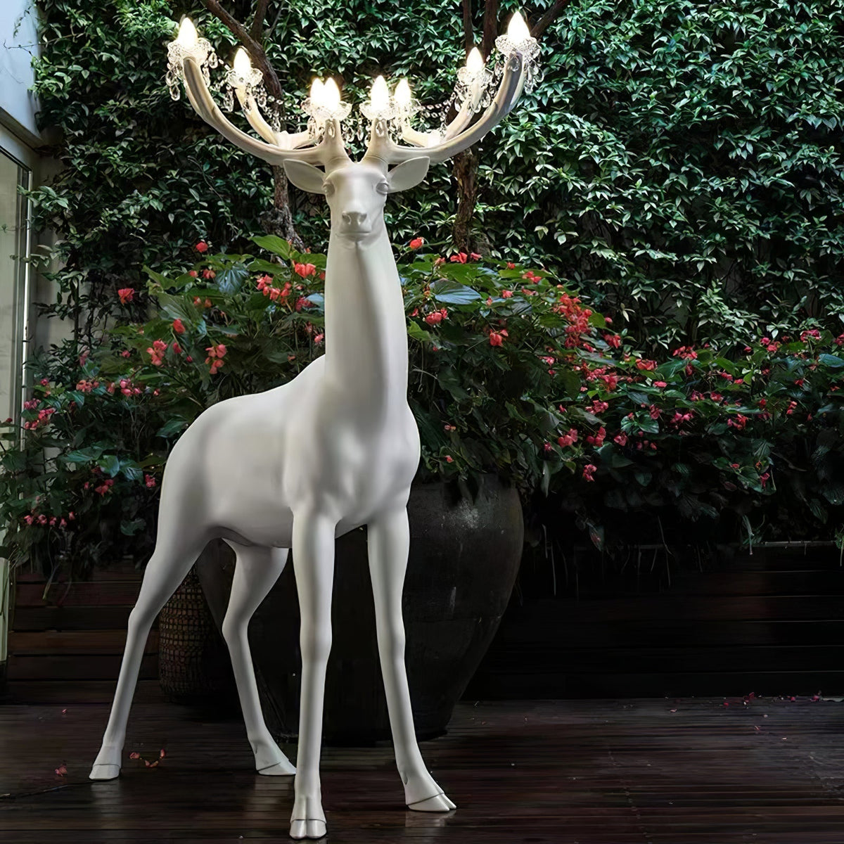 Veluaine vloerlamp hertfiguur speels artistiek