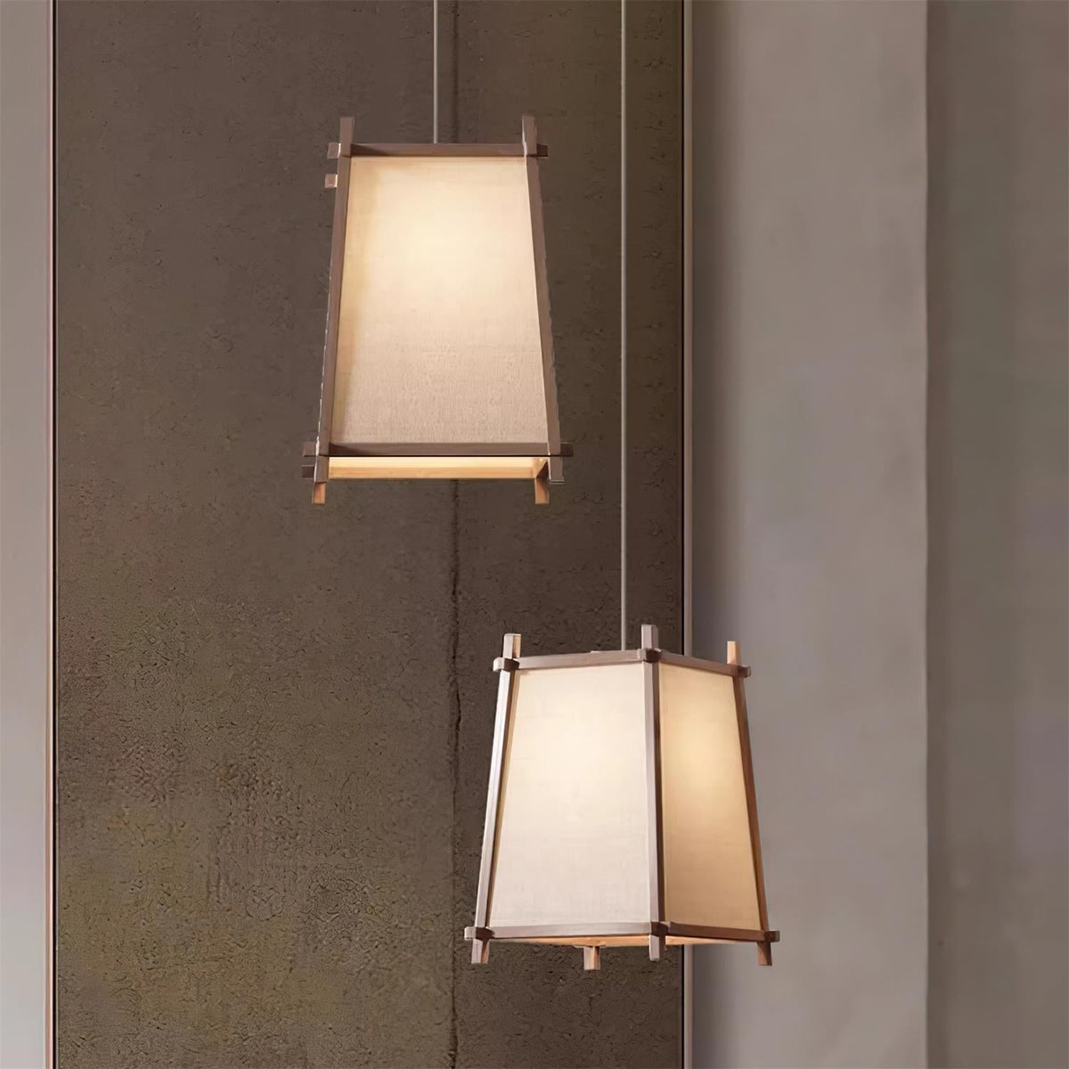 Ritta hanglamp met geometrisch houten frame en stoffen kap