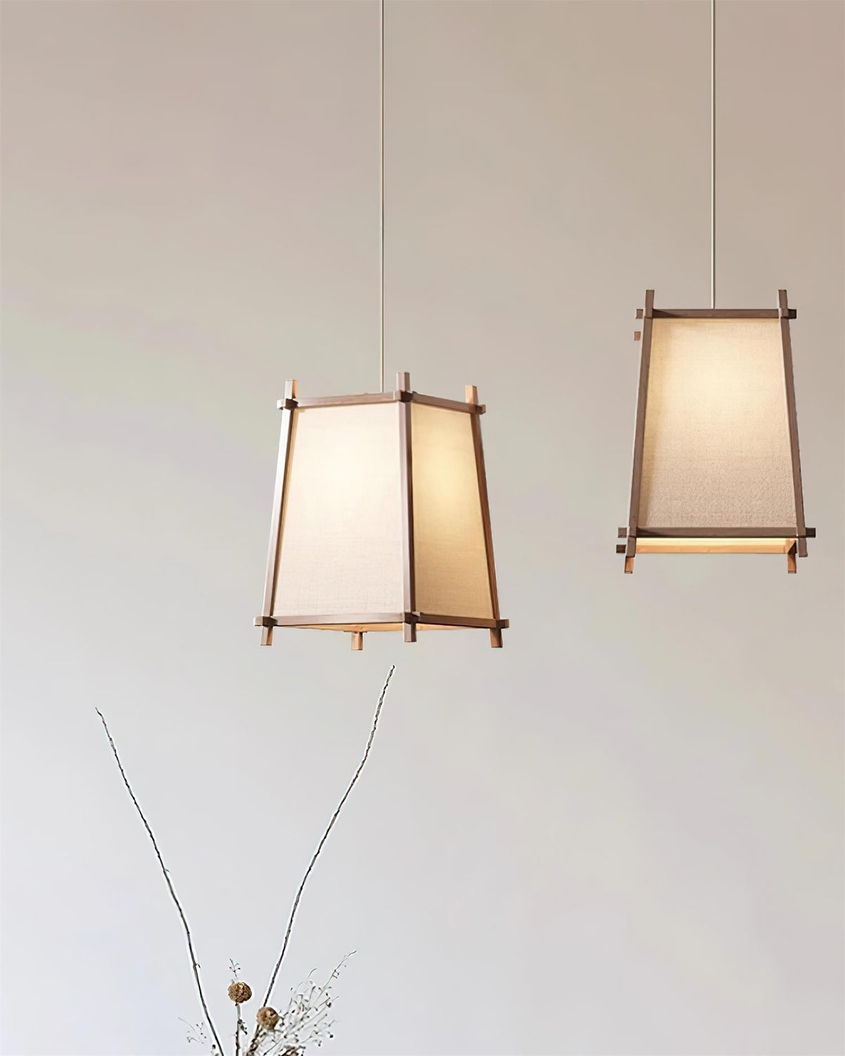 Ritta hanglamp met geometrisch houten frame en stoffen kap