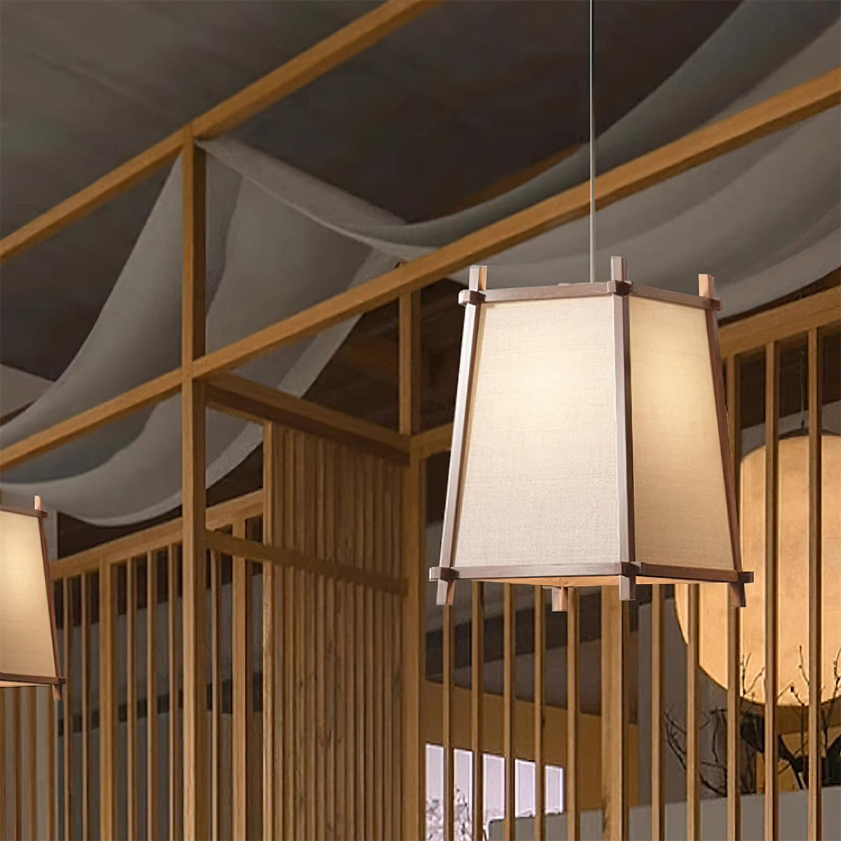 Ritta hanglamp met geometrisch houten frame en stoffen kap