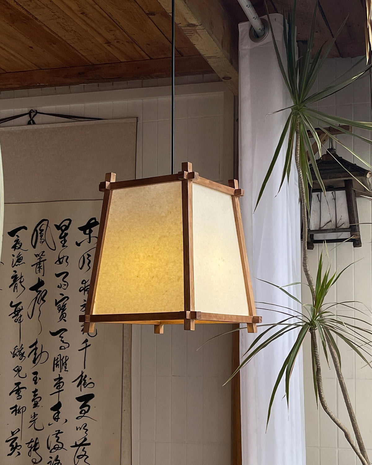 Ritta hanglamp met geometrisch houten frame en stoffen kap
