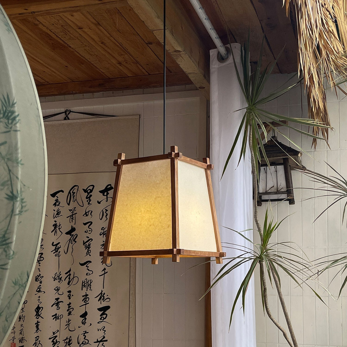 Ritta hanglamp met geometrisch houten frame en stoffen kap