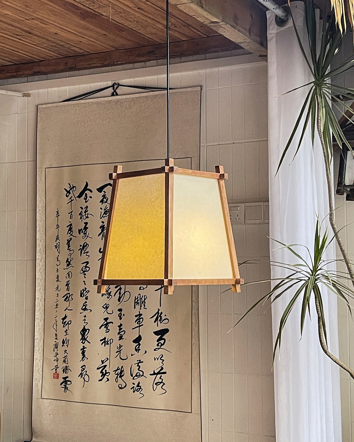 Ritta hanglamp met geometrisch houten frame en stoffen kap