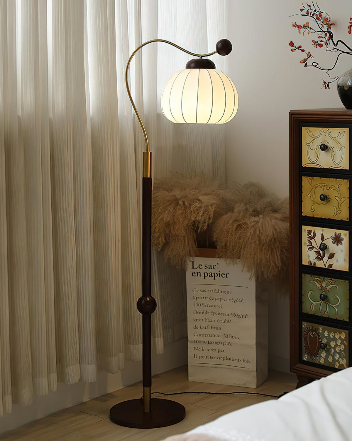 Devenor vloerlamp van zijde en walnoothout met goudkleurige afwerking