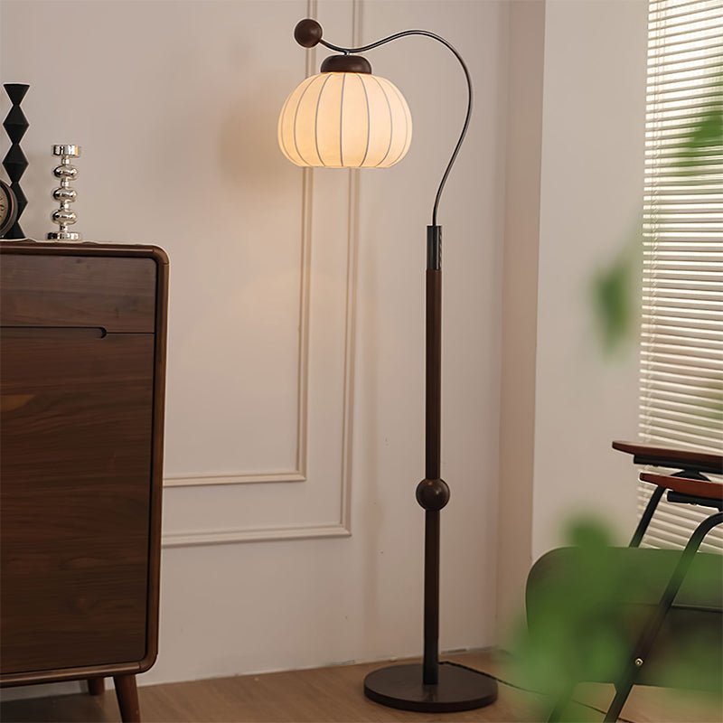 Devenor vloerlamp van zijde en walnoothout met goudkleurige afwerking