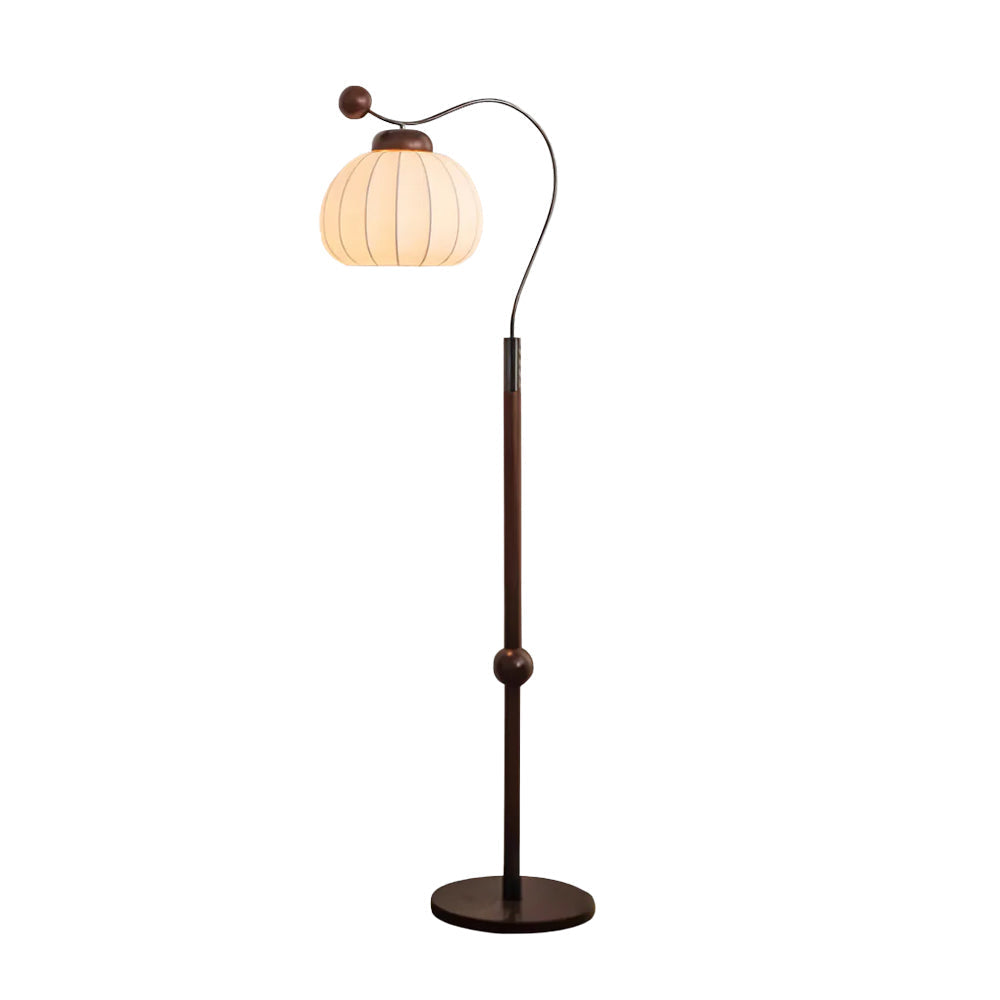 Devenor vloerlamp van zijde en walnoothout met goudkleurige afwerking