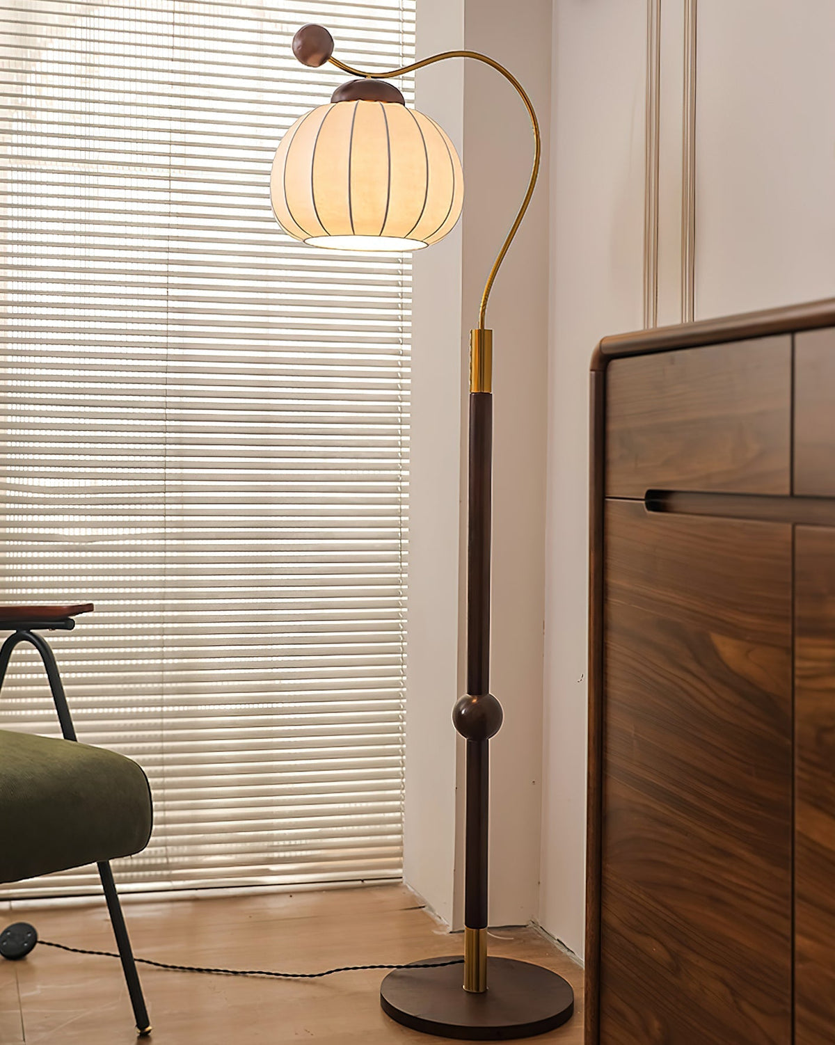 Devenor vloerlamp van zijde en walnoothout met goudkleurige afwerking