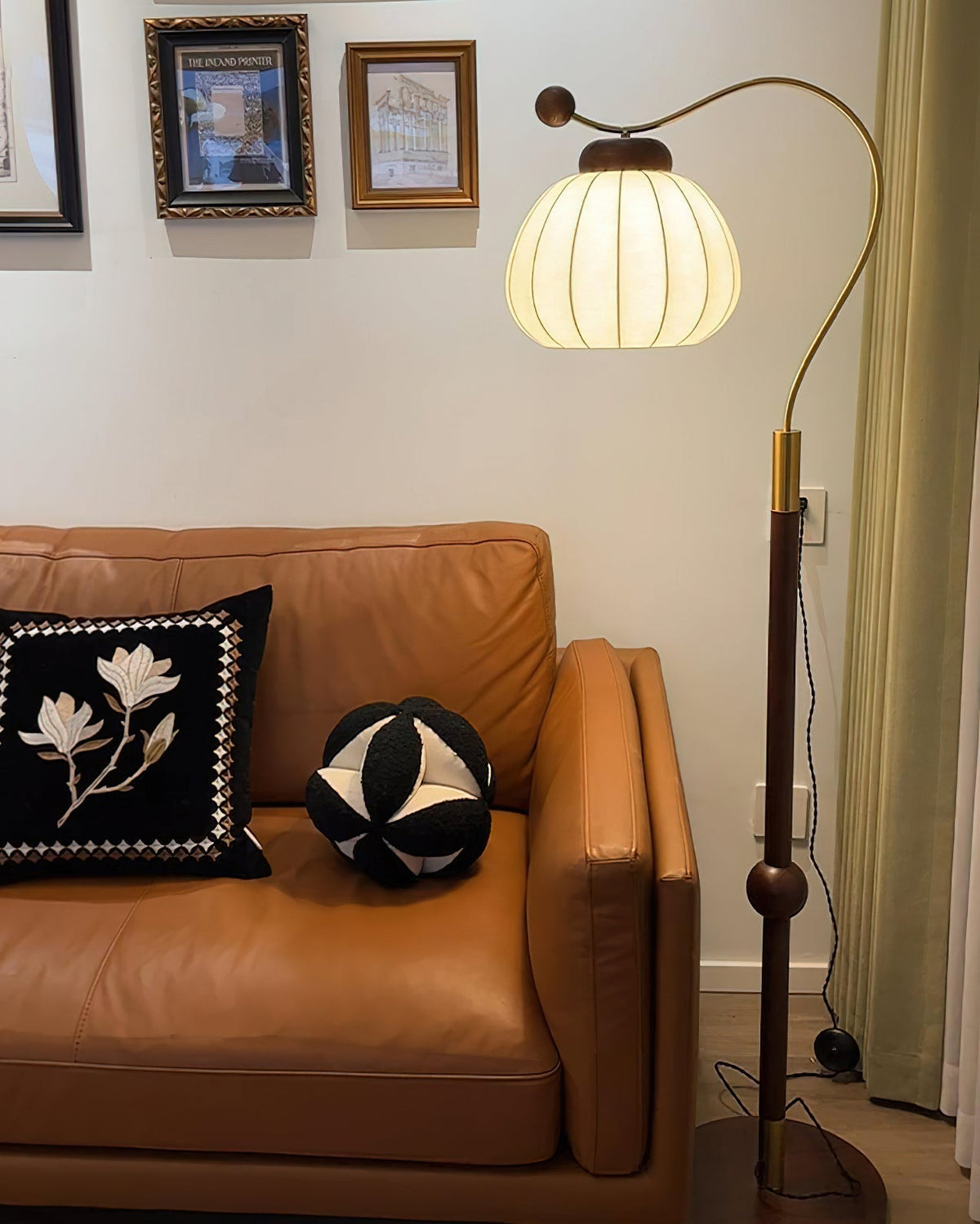 Devenor vloerlamp van zijde en walnoothout met goudkleurige afwerking