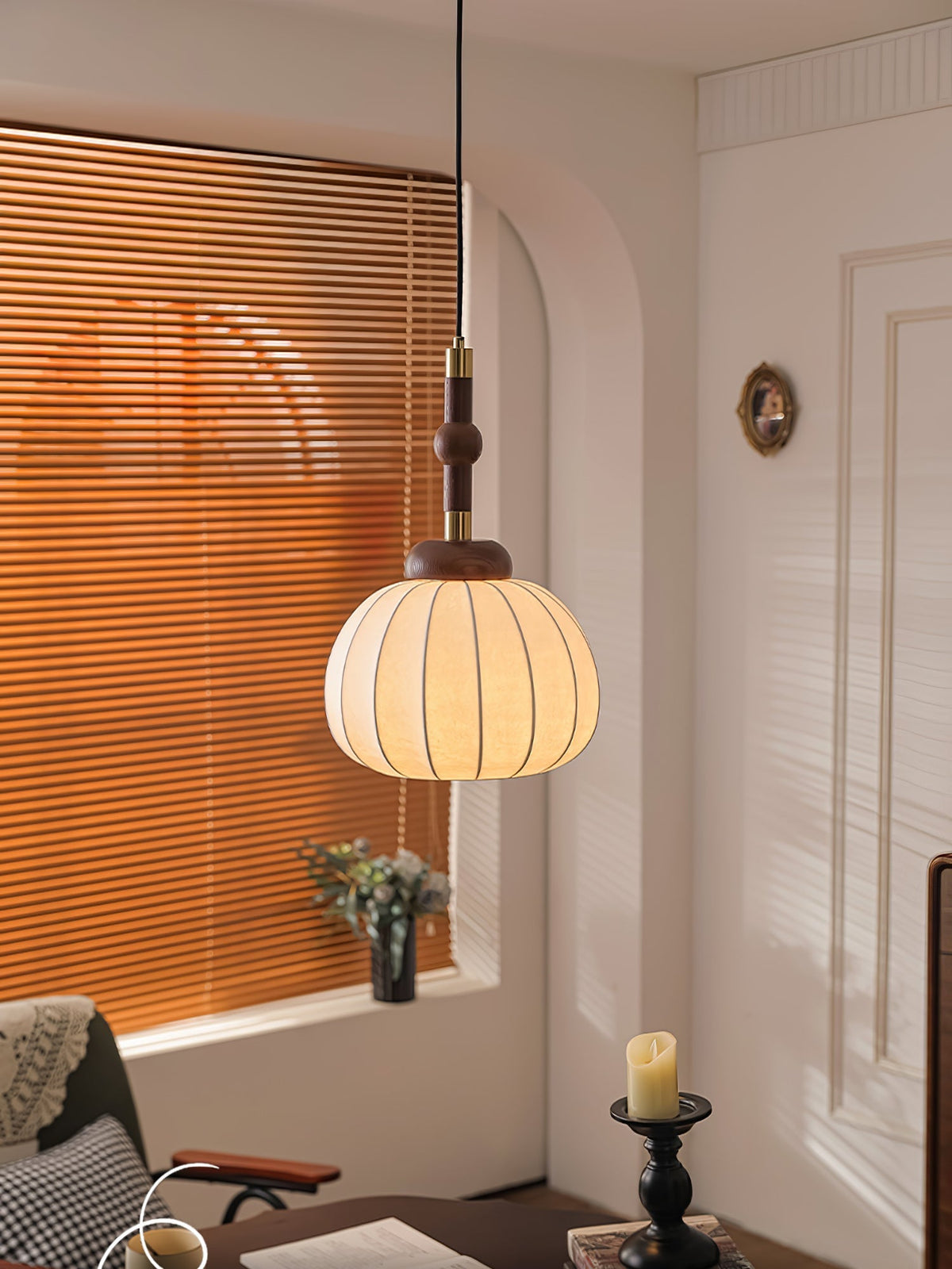 Livenor hanglamp van zijde en hout in Scandinavische stijl