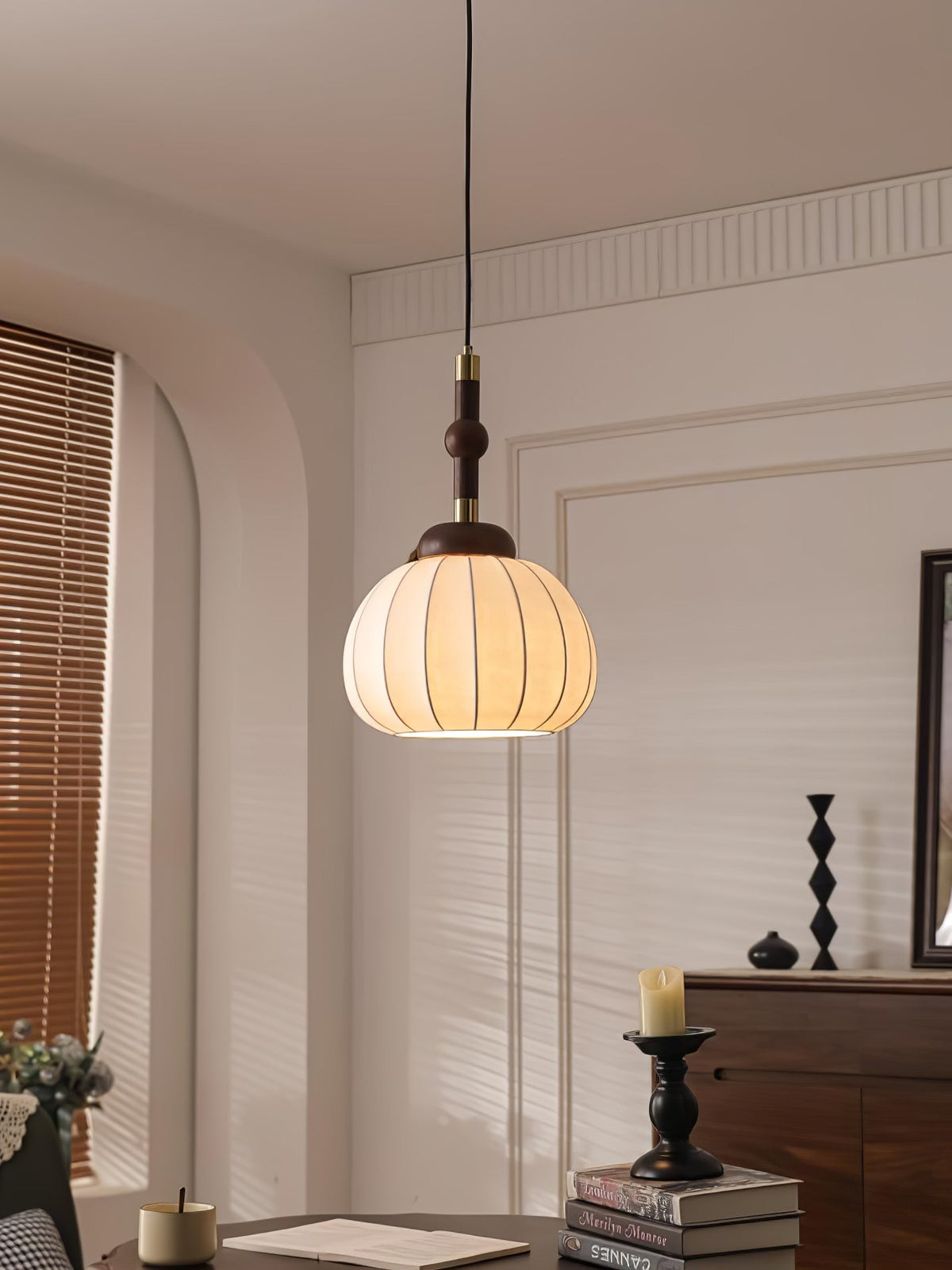 Livenor hanglamp van zijde en hout in Scandinavische stijl