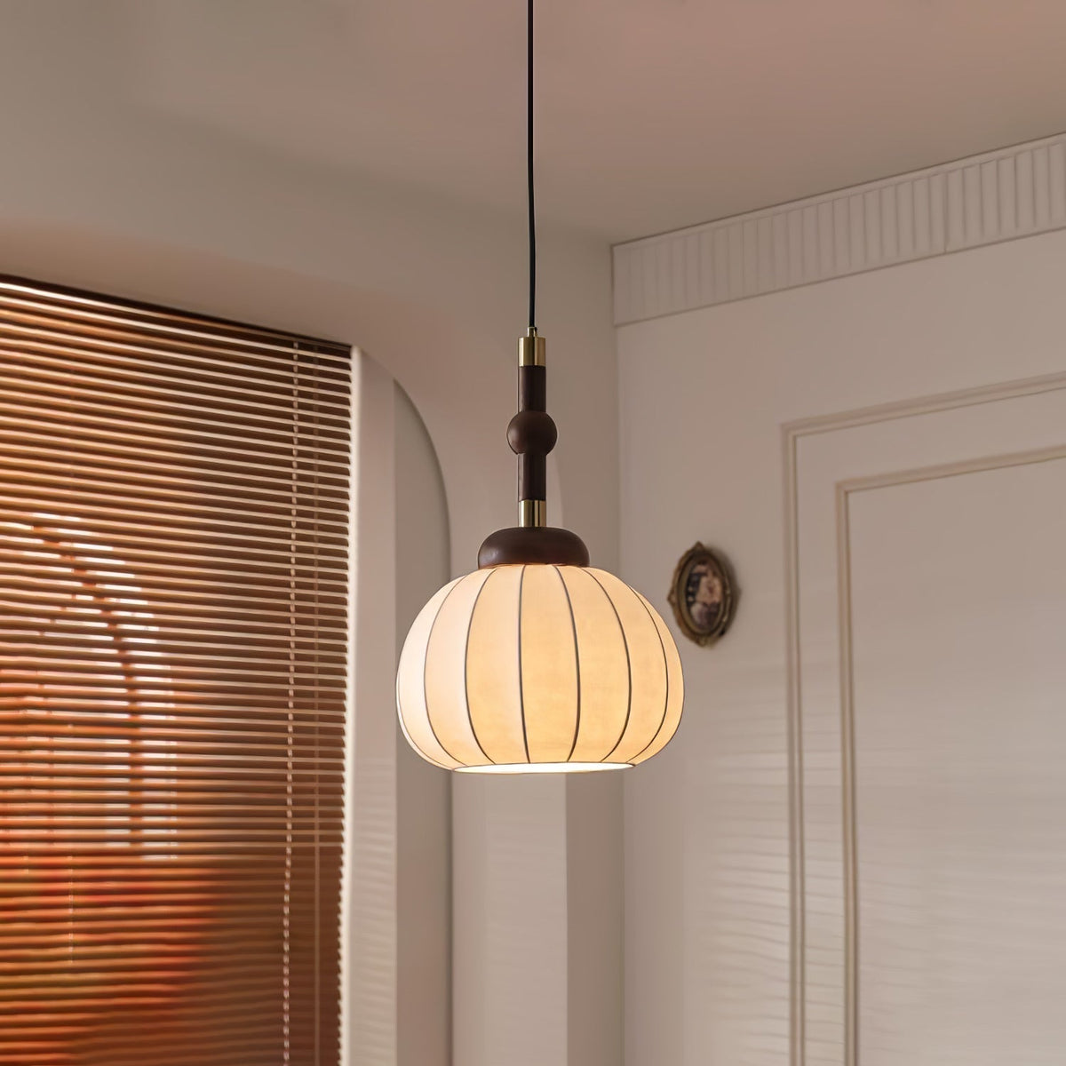 Livenor hanglamp van zijde en hout in Scandinavische stijl
