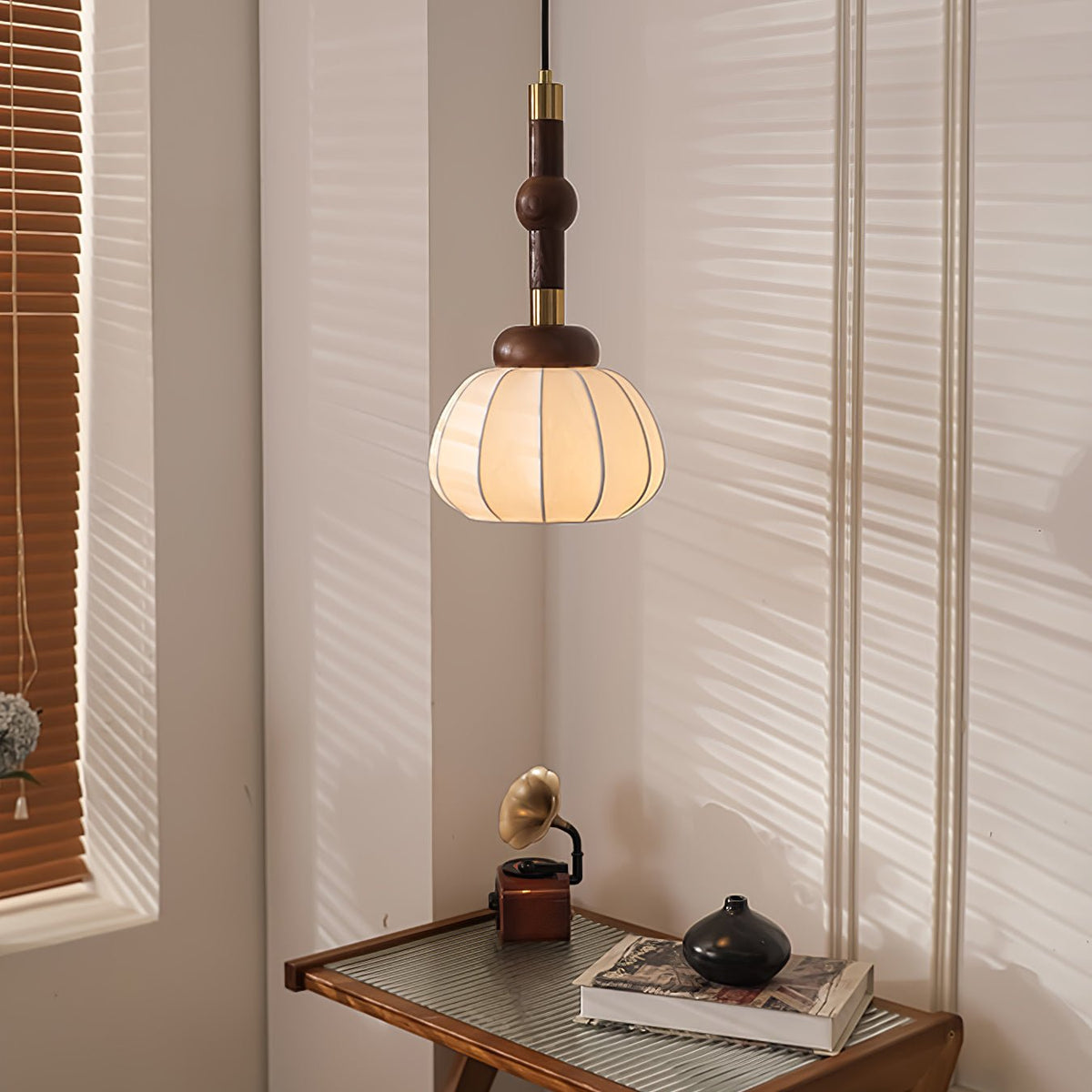 Livenor hanglamp van zijde en hout in Scandinavische stijl